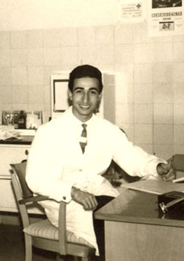 دکتر داریوش فرهود - دوران جوانی